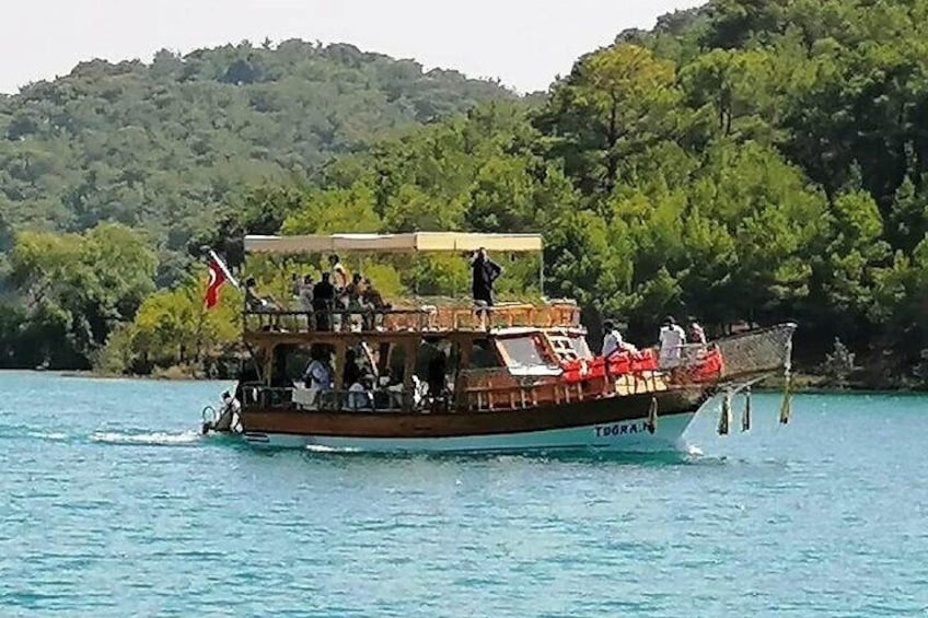 Side; Cabrio Safari with Lunch & Boot Tour (Waterfall,Boat tour)