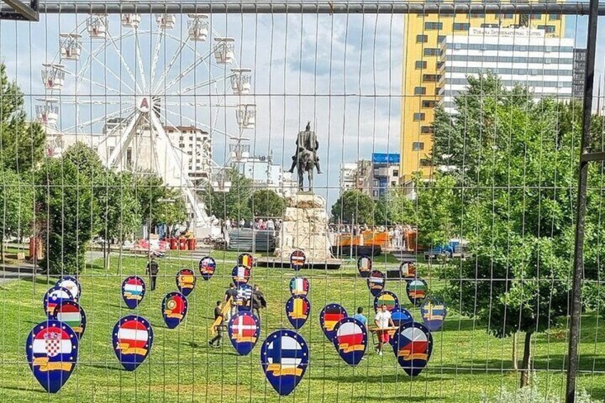 Begin van de tour: Skanderbegplein bij het standbeeld.