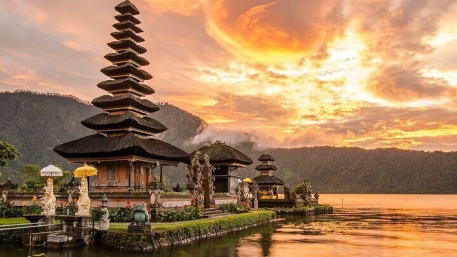 Bali Nature and temples Ulun Danu Bratan leke leke waterfall