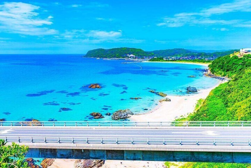 The Jiaodao Bridge is open to motor vehicles free of charge. The 1,780-meter-long bridge spans the azure sea