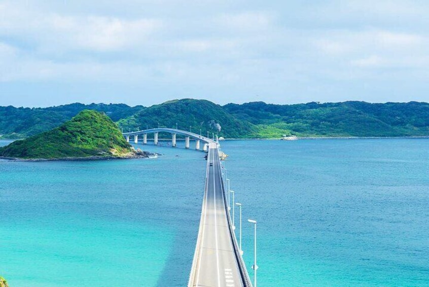 The Jiaodao Bridge is open to motor vehicles free of charge. The 1,780-meter-long bridge spans the azure sea