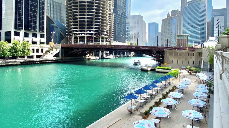 Chicago Riverwalk and Iconic Architecture Walking Tour
