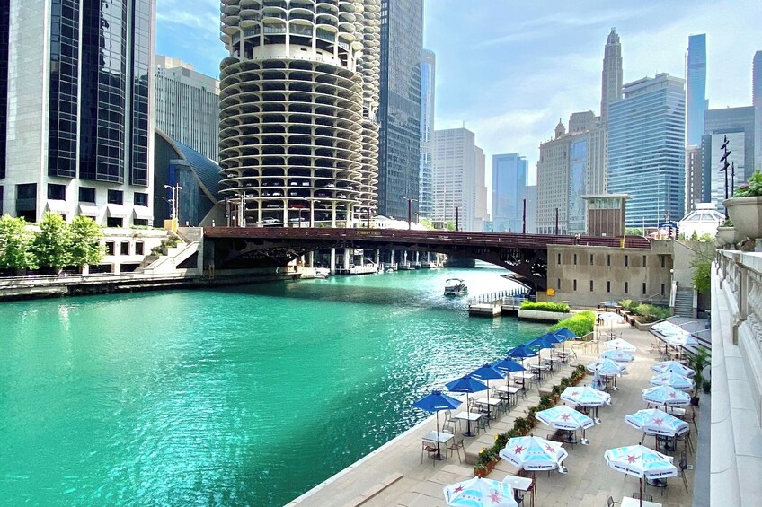 Chicago Riverwalk and Iconic Architecture Walking Tour