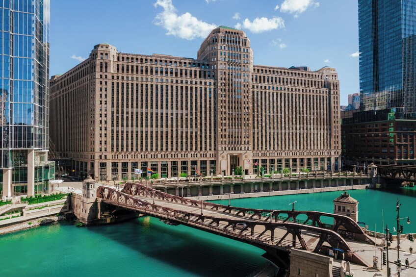 Chicago Riverwalk and Iconic Architecture Walking Tour
