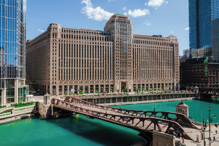 Chicago Riverwalk and Iconic Architecture Walking Tour