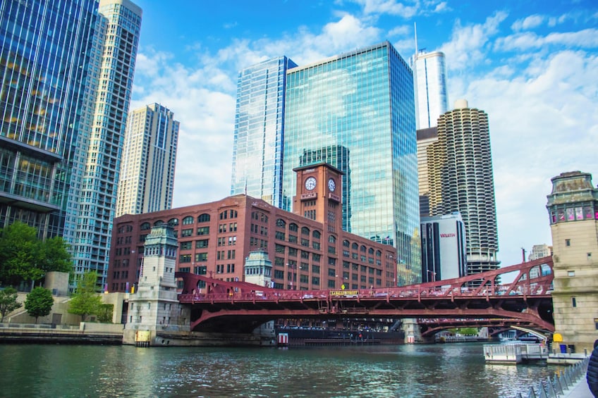 Chicago Riverwalk and Iconic Architecture Walking Tour