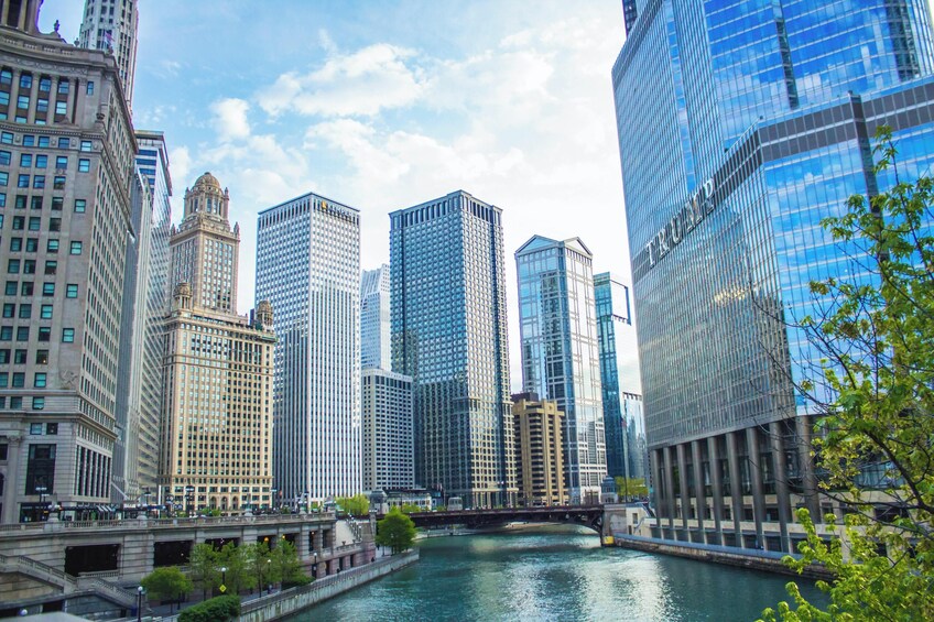 Chicago Riverwalk and Iconic Architecture Walking Tour