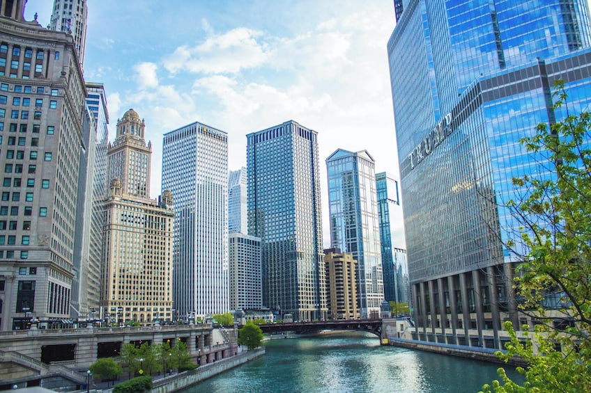 Chicago Riverwalk and Iconic Architecture Walking Tour