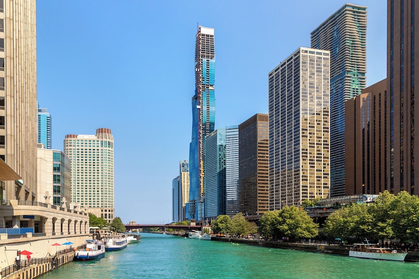 Chicago Riverwalk and Iconic Architecture Walking Tour