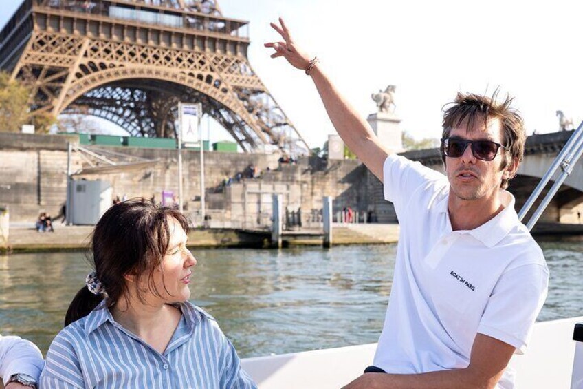 Private Boat Tour in Paris with Rosé and Macarons