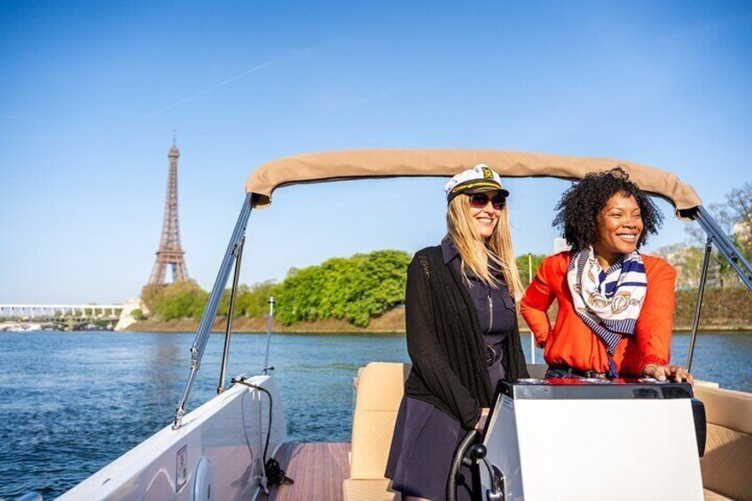 Private Boat Tour in Paris with Rosé and Macarons