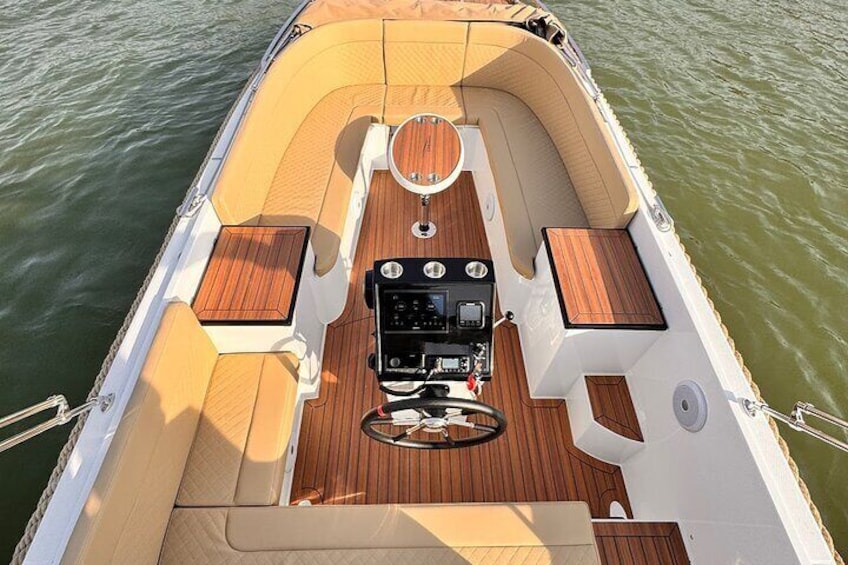 Private Boat Tour in Paris with Rosé and Macarons