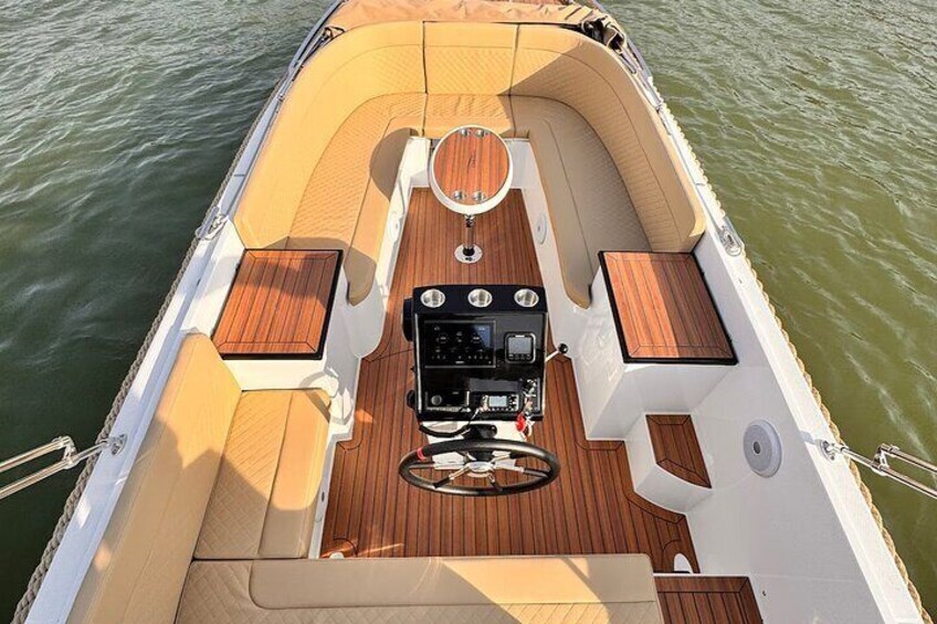Private Boat Tour in Paris with Rosé and Macarons