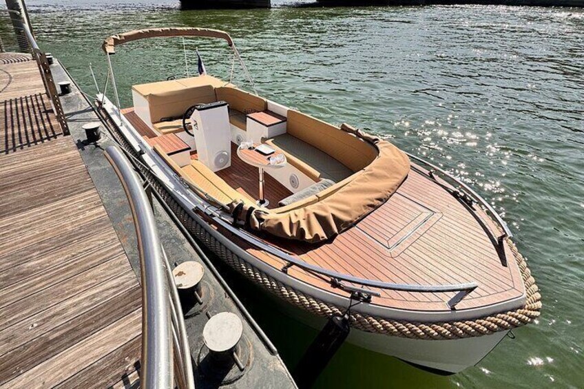 Private Boat Tour in Paris with Rosé and Macarons