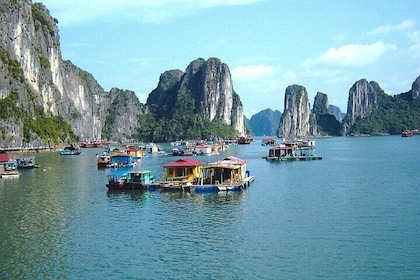 Scopri Halong in 4 ore: Crociera, Kayak, Esplora grotta nascosta