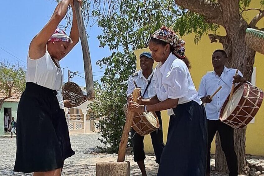 ladies braking de raise grains in the sound of the drums