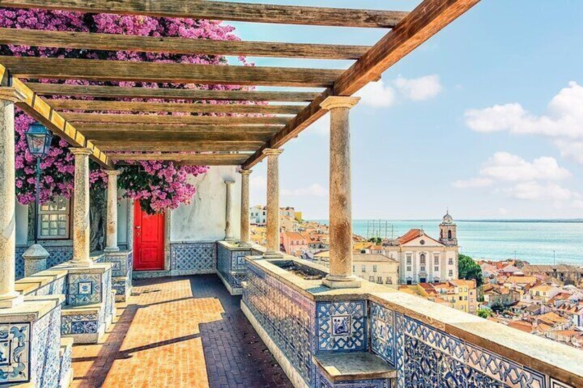 Lisbon: City Walk with Audio Guide in 7 Languages on your Phone