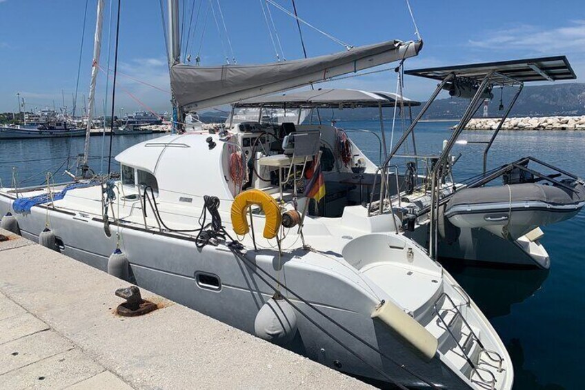 max 10 guests on board