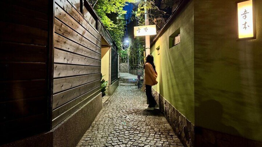 Kagurazaka Historic Evening Walking Tour with Shabu Shabu