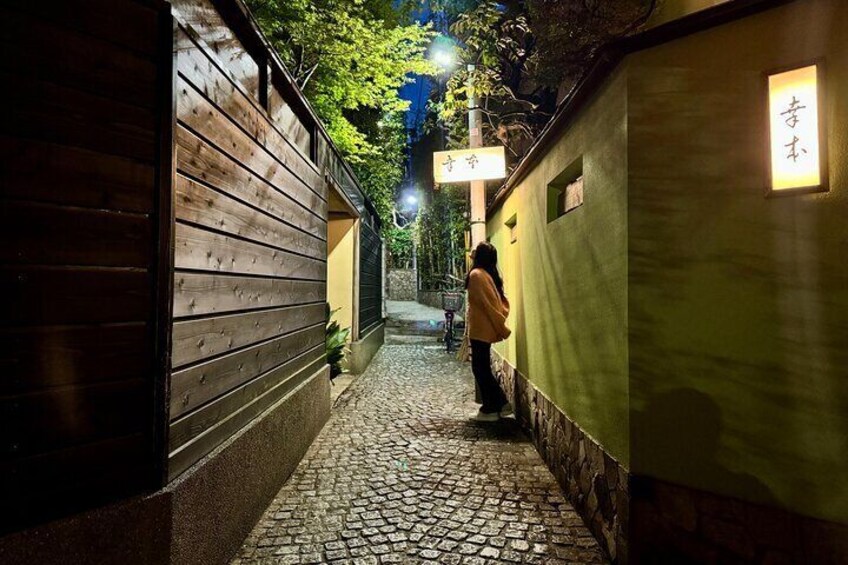 Kagurazaka Historic Evening Walking Tour with Shabu Shabu