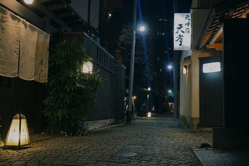 Kagurazaka Historic Evening Walking Tour with Shabu Shabu