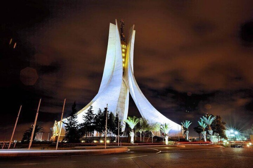 Explore Algiers