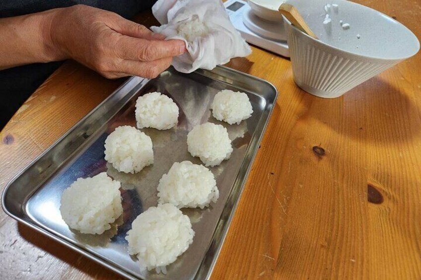 Then make small balls with sushi rice.