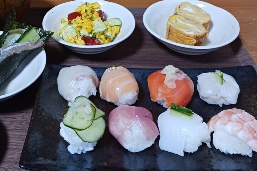 Place the ingredients on top of the sushi ball and it is ready.