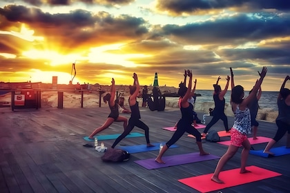 Yoga und Meditation am Strand bei Sonnenuntergang in Tel Aviv