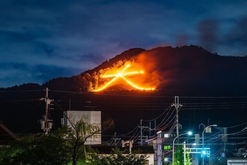 On August 16th every year, we light fires on the mountains to form characters, guiding the spirits of our ancestors who have returned to town back to heaven.