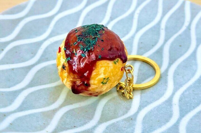 This takoyaki food sample keychain was made by my 5-year-old son! Even younger children can join in the fun and create their own.