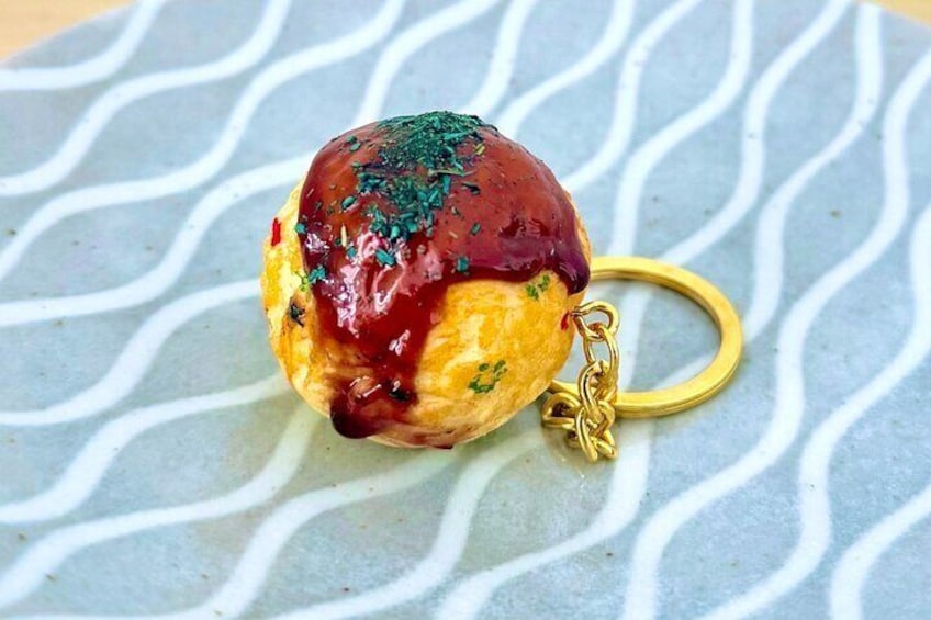 This takoyaki food sample keychain was made by my 5-year-old son! Even younger children can join in the fun and create their own.