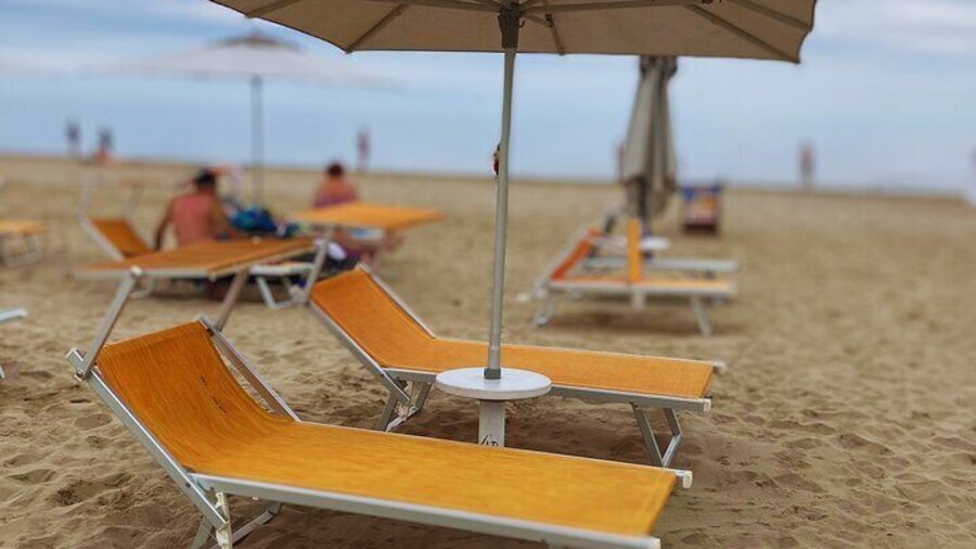 1 umbrella and 2 sunbeds from the fourth row onwards