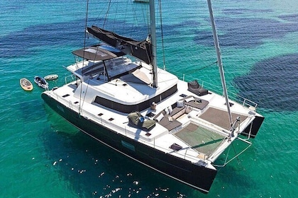 Mykonos Catamaran Daytime or Sunset Tour, 8-flavor Meal & Drinks