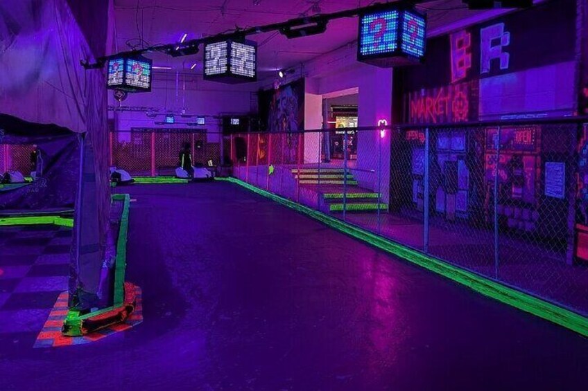 Battle Racing’s neon cyberpunk décor creates a vibrant, futuristic atmosphere, immersing you in a thrilling, video game-inspired world.