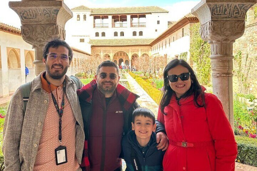 Full Alhambra Tour with Guide in Art with Private Transportation