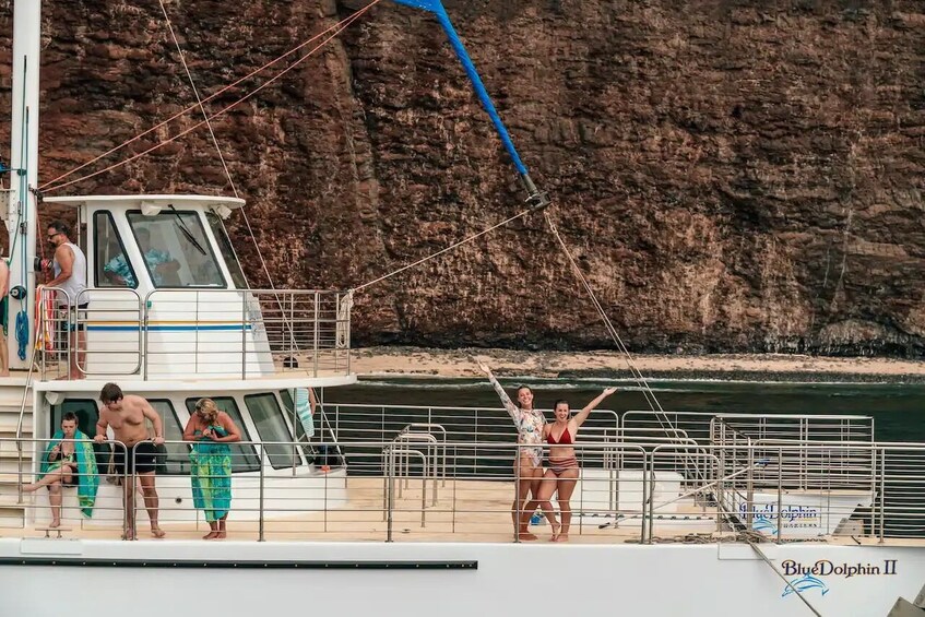 Na Pali Coast Sunset Snorkel with Luau-Style Dinner
