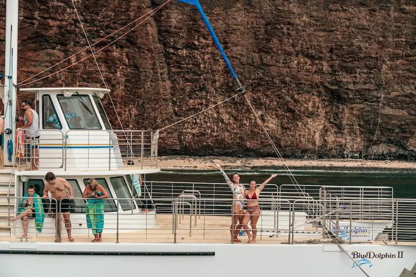 Na Pali Coast Sunset Snorkel with Luau-Style Dinner