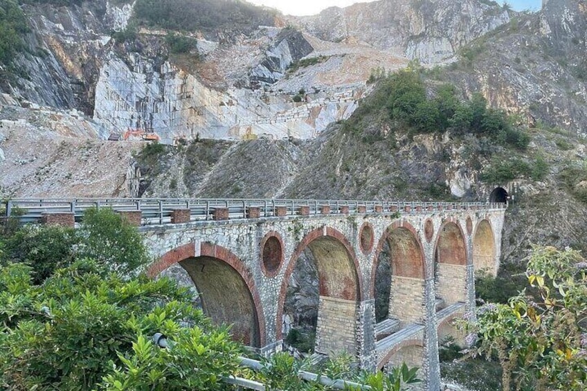 Carrara marble quarry tour with IGP lard tasting