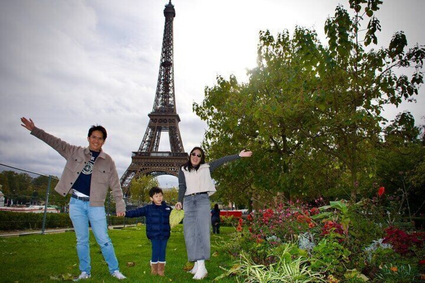 Paris: Luxury Private Photo Eiffel Tower & Louvre pyramid