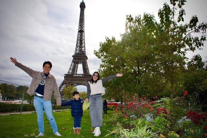 Paris: Luxury Private Photo Eiffel Tower & Louvre pyramid
