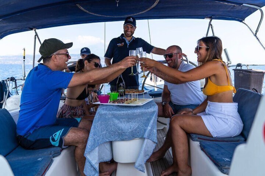 Tour Privato in barca a vela lungo la costa catanese