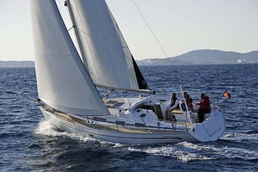 Tour Privato in barca a vela lungo la costa catanese