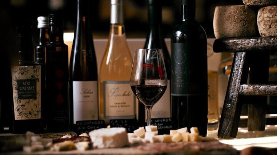 Paris: Notre Dame Gourmet Food & Wine Tour by a Culinary School