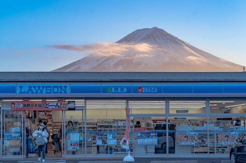 The familiar Lawson convenience store, paired with Mount Fuji, offers a panoramic view of the unique regional scenery