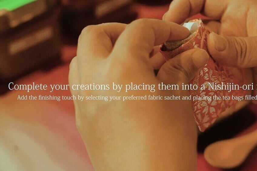 Complete your creations by placing them into a Nishijin-ori fabric sachet.
Add the finishing touch by selecting your preferred fabric sachet and placing the tea bags filled with fragrances inside.