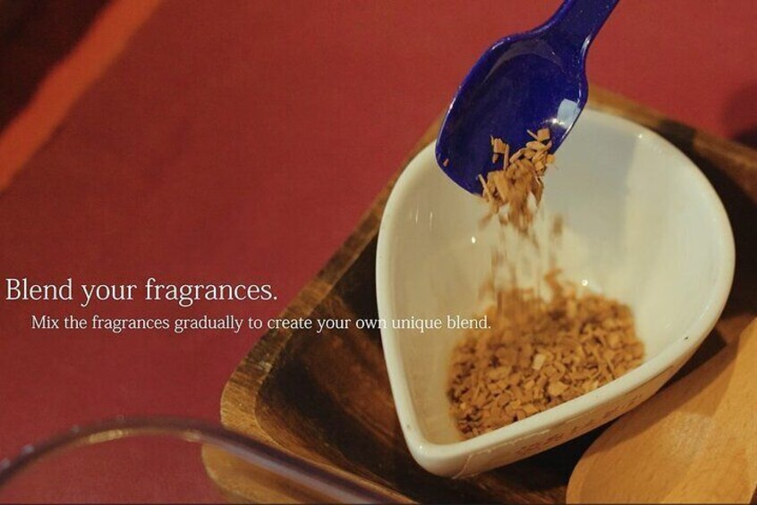 Blend your fragrances.
Mix the fragrances gradually to create your own unique blend.