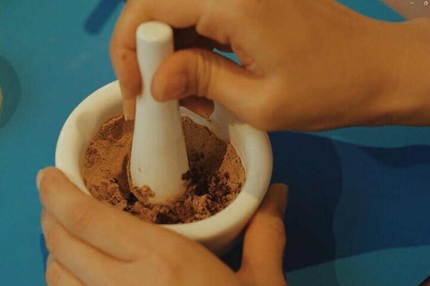 Blend the fragrances with water.
Mix the blended fragrances and water into the raw materials for incense.

