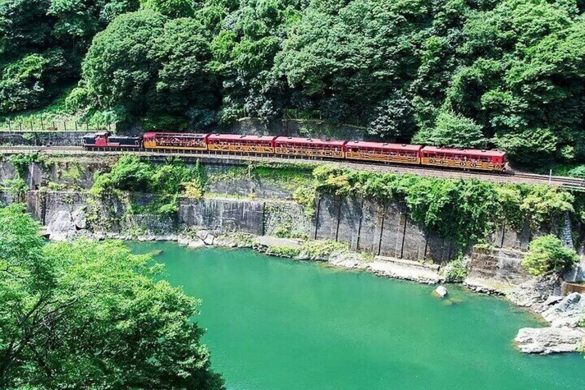 The Sagano Romantic Train offers a view of the beautiful scenery combining the fragrant cherry blossoms in full bloom with fresh greenery