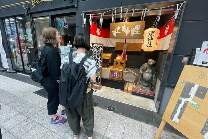 It's said that touching the tanuki's notebook at Tanuki Shrine brings good fortune in business.